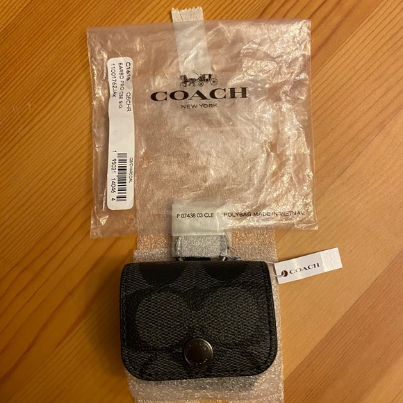 NWT Coach Wireless Earbud Case-Charcoal/Grey - Picture 3 of 14